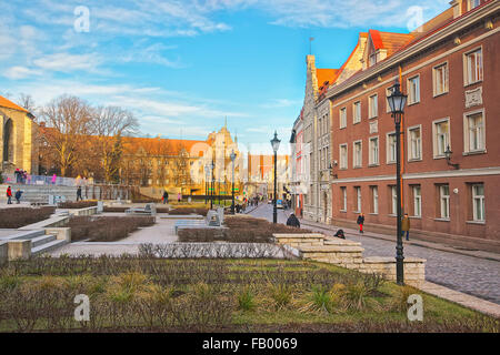 Street View von einem Platz in der Nähe von St.-Nikolaus-Kirche in der alten Stadt von Tallinn in Estland, im winter Stockfoto