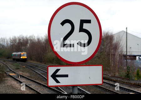 Bahnhof Tempolimit Schild, UK Stockfoto