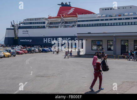 Syrische Flüchtlinge warten, um eine griechische Fähre nach Abschluss Asylverfahren in den Hafen von Mytillene, Lesbos, Griechenland. Stockfoto