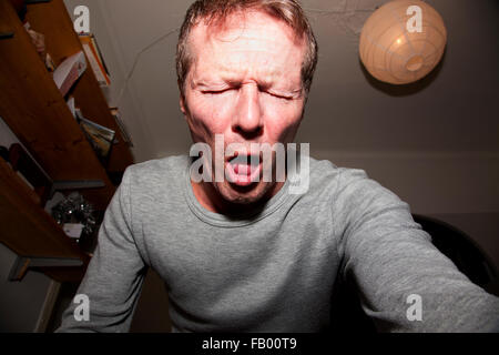 Mann mit einem asthmatischen Husten Angriff. Stockfoto