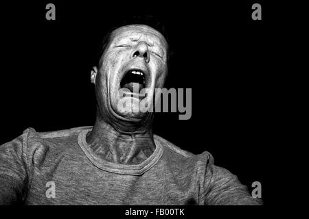 Mann mit einem asthmatischen Husten Angriff. Stockfoto