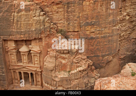 Al Khazneh / The Treasury, geschnitzt aus einem Sandstein Felsen in der antiken Stadt Petra im südlichen Jordanien Stockfoto