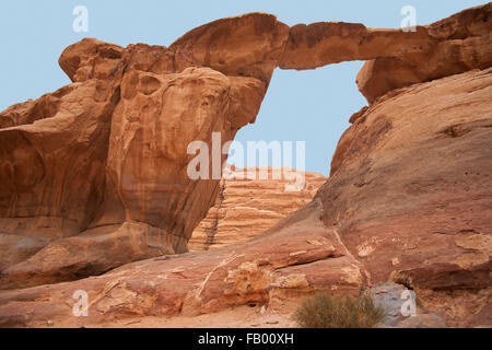 Jabal Umm Fruth Rock-Brücke, eine von mehreren natürlichen Bögen in der Wüste Wadi Rum / das Tal des Mondes im Süden von Jordanien Stockfoto