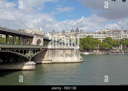 Die Pont de Bir-Hakeim-Brücke und der Seine, Paris, Frankreich. Stockfoto