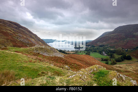 Erhöhten Blick auf Ullswater aus Martindale Blick über Hallin fiel, fiel Swarth und Howtown. Englischen Lake District, Cumbria, UK Stockfoto