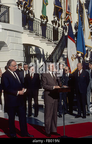 Washington, DC, USA, 30. November 1984 Präsident Ronald Reagan liefert Bemerkungen mit Bundeskanzler Helmut Kolh von Westdeutschland Credit: Mark Reinstein Stockfoto