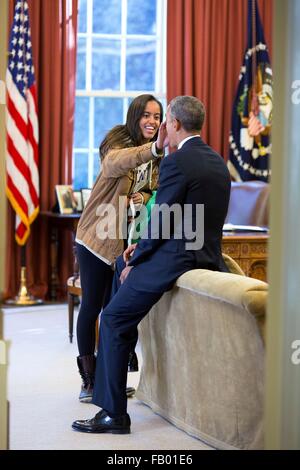 Tochter Malia Obama wischt etwas aus dem Gesicht des Vaters, US-Präsident Barack Obama im Oval Office des weißen Hauses 23. Februar 2015 in Washington, DC. Stockfoto