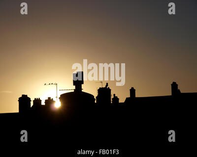 Tief die Wintersonne über den Dächern, Bude, Cornwall, UK Stockfoto