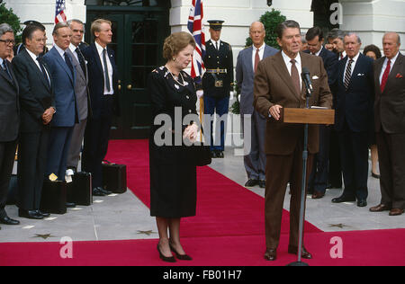 Washington, DC., 29. September 1983 britische Premierministerin Margaret Thatcher und Ronald Reagan Präsident liefern Bemerkungen zu der südlichen Portikus des weißen Hauses nach ihren Tagungen im Oval Office.  Bildnachweis: Mark Reinstein Stockfoto