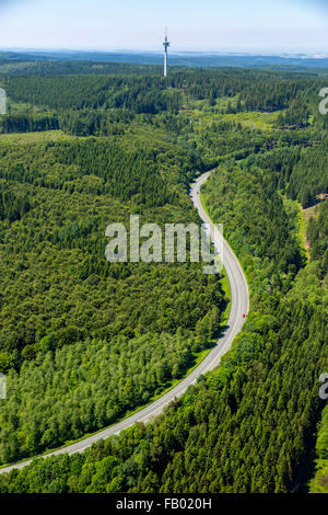 Luftaufnahme, kurvenreiche Straße. enge Kurve, gefährliche Kurve, Motorrad Track, Unfall schwarzer Fleck weg von Hirschberg nach Meschede Stockfoto