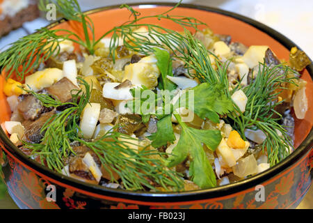 Köstliche Gemüsesalat mit Champignons fotografiert hautnah Stockfoto