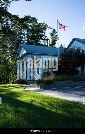 Rathaus von Madeline Island, Wisconsin am späten Nachmittag Stockfoto