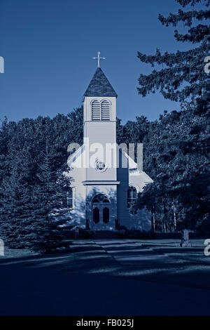 Kirche auf Madeline Island, Wisconsin in der Nacht Stockfoto