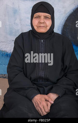 Senior syrischer Flüchtling Frau wartet nach der Kreuzung aus der Türkei in einem Floß für Asyl in Lesbos verarbeitet werden Stockfoto
