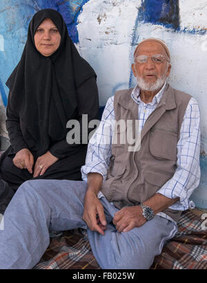 Syrischen Vater und Tochter warten auf ihre Asyl-Papiere in den Hafen von Mytillene, Lesbos nach Kreuzung aus der Türkei. Stockfoto