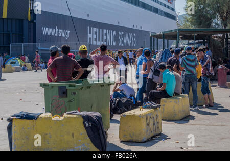 Flüchtlinge aus Syrien und Afghanistan warten, um eine griechische Fähre nach Überquerung auf Flößen aus der Türkei nach Griechenland. Stockfoto