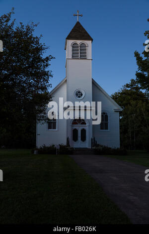 Kirche auf Madeline Island, Wisconsin in der Nacht Stockfoto