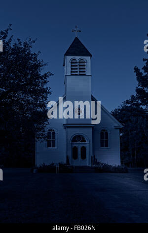 Kirche auf Madeline Island, Wisconsin in der Nacht Stockfoto