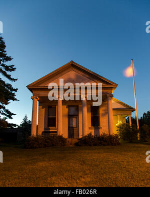 Rathaus von Madeline Island, Wisconsin in einer windigen Nacht Stockfoto