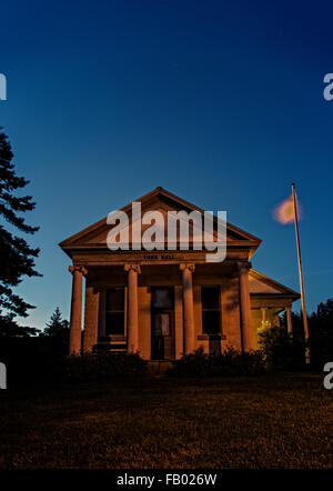 Rathaus von Madeline Island, Wisconsin nachts in einem dunklen finsteren Farbton in einer windigen Nacht Stockfoto