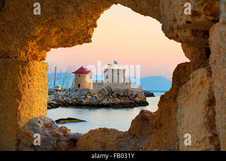 Die Burg und die alten Windmühlen am Eingang zum Hafen von Mandraki in Rhodos, Griechenland, UNESCO Stockfoto
