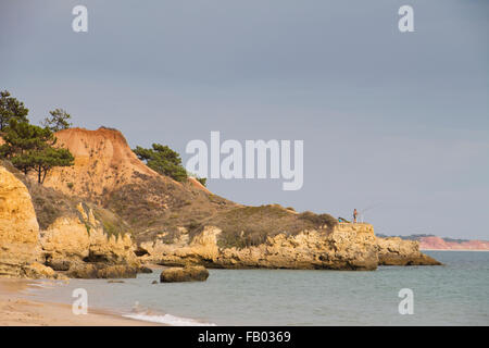 Mann angeln in Praia de Santa Eulalia, in der Nähe von Albufeira, Algarve, Portugal Stockfoto