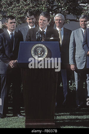 Washington, DC, USA, 10. April 1984 Präsident Ronald Reagan im Rose Garden vor der Unterzeichnung der Farm Bill Credit: Mark Reinstein Stockfoto