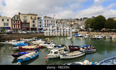 Der kleine, aber voll, Kai in Dartmouth, Devon, mit dem königlichen Schloss Hotel hinter sich, an einem teilweise bewölkten Sommertag Stockfoto