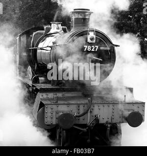 7827 Lydham Manor Dampflokomotive übergibt einen Rake von Kutschen in Paignton Station auf die Dartmouth Steam Railway, Devon Stockfoto