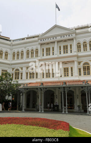 Der Haupteingang des weltweit berühmten Raffles Hotel im kolonialen Zentrum in Singapur Stockfoto