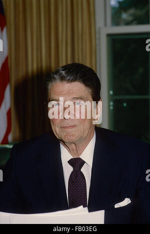 Washington, DC, USA, 30. Juni 1985 Präsident Ronald Reagan Oval Office Rede an die Nation über die Freilassung der Geiseln aus der TWA entführtes Flugzeug im Nahen Osten.  Bildnachweis: Mark Reinstein Stockfoto