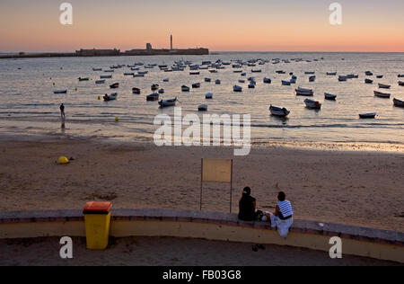 Caleta Strand. Im Hintergrund San Sebastian Burg. Cádiz, Andalusien, Spanien Stockfoto