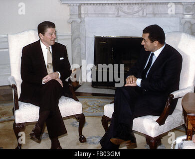 Washington, DC, USA, 14. Februar 1984 Präsident Ronald Reagan trifft sich mit ägyptischen Präsidenten Hosni Mubarak im Oval Office des weißen Hauses.  Bildnachweis: Mark Reinstein Stockfoto