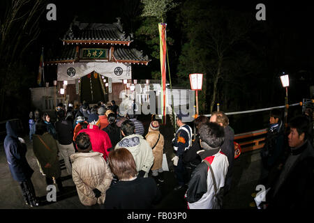 Besucher betreten den Shorinzan Daruma Tempel in der Stadt Takasaki, Präfektur Gunma am 6. Januar 2016, Japan. Besuchen Sie jedes Jahr Tausende von Menschen das Land berühmtesten Daruma Markt (Daruma Ichi) statt am Shorinzan Daruma Tempel am 6. Januar und 7. Takasaki Stadt ist bekannt als die Hauptstadt von Daruma Puppen und etwa 80 % der japanischen Daruma werden dort produziert. Gemäß der Tradition werden ohne Schülerinnen und Schüler auf ihre Augen gemalt Daruma Puppen verkauft. Menschen Farbe in ein Schüler bei ein Wunsch oder ein Ziel gesetzt, und wenn der Wunsch geht in Erfüllung oder das Ziel erreicht, die sie in der anderen Schüler füllen. Bei der Stockfoto