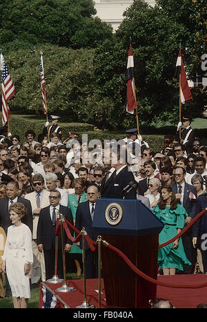 Washington DC., USA, 5. August 1981 Präsident Ronald Reagan und Anwar Sadat Ägyptens Bemerkungen während der offiziellen Staatsakt der Ankunft auf dem South Lawn des weißen Hauses Kredits liefern: Mark Reinstein Stockfoto