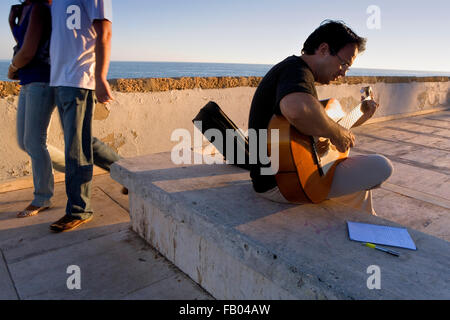 das Gitarrespielen in Damm von Campo del Sur Cádiz, Andalusien, Spanien Stockfoto