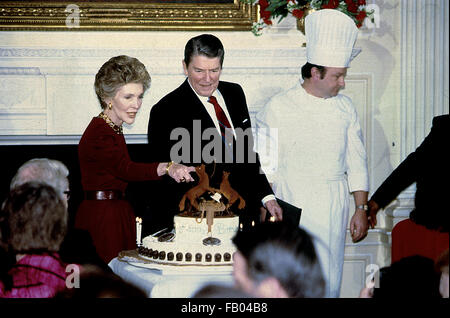 Washington, DC, USA, 5. Februar 1988 Präsident Ronald Reagan und First Lady Nancy Reagan im East Room des weißen Hauses mit einer Geburtstagstorte und Kerzen für 77. Geburtstag des Präsidenten.  Bildnachweis: Mark Reinstein Stockfoto