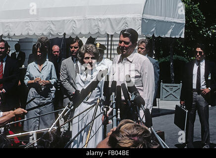 Washington, DC, USA, 8. Juli 1983 Präsident Ronald Reagan und First Lady Nancy Reagan pause an den Süden Portico für eine schnelle Frage-und-Antwort-Session mit Reporter auf der Carter-Administration Kampagnenmaterialien vor dem boarding Marine One für Flug nach Camp David für das Wochenende.  Bildnachweis: Mark Reinstein Stockfoto