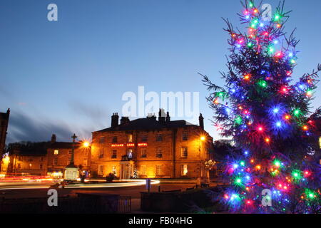 Ein Weihnachtsbaum auf dem Display in Bakewell Stadtzentrum, Blick auf die Rutland Arms Hotel, Peak District, Derbyshire England UK Stockfoto