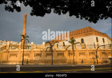 Alte Fabrik von Tabak. Heute steht ein Konferenzraum. In Cuesta de Las Kaleschen Straße. Cádiz, Andalusien, Spanien Stockfoto