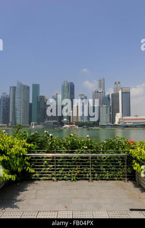 Die Wolkenkratzer von Downtown Core finanziellen Bezirk von Singapur betrachtet vom Marina Bay Sands Hotel in Marina Bay Stockfoto