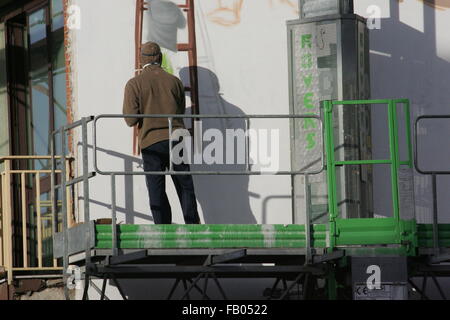 Arzano, Italien. 6. Januar 2016. Jorit Agoch, ein Künstler malt auf die Fassade von der im Umbau Gebäude mit einem riesigen Wandgemälde. Bildnachweis: Salvatore Esposito/Pacific Press/Alamy Live-Nachrichten Stockfoto