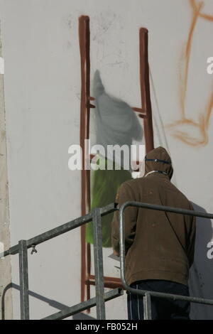 Arzano, Italien. 6. Januar 2016. Jorit Agoch, ein Künstler malt auf die Fassade von der im Umbau Gebäude mit einem riesigen Wandgemälde. Bildnachweis: Salvatore Esposito/Pacific Press/Alamy Live-Nachrichten Stockfoto