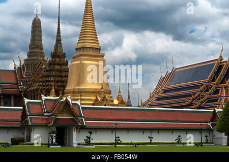 In der Nähe des Royal Grand Palace Bangkok Thailands, goldenen Stupa und Stein Guardian Wat Phra Kaew. Wächter-Riese vor Phra Sri Stockfoto