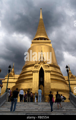 In der Nähe des Royal Grand Palace Bangkok Thailands, goldenen Stupa und Stein Guardian Wat Phra Kaew. Wächter-Riese vor Phra Sri Stockfoto