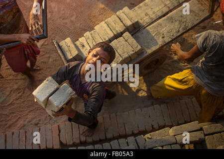 Dhaka, Bangladesch. 23. November 2015. SAGOR ist 12-Year-Old Boy, arbeitet in einem Ziegelherstellung Hof und verdient rund 2,5 US-Dollar pro Tag. Er absolvierte die vierte Klasse in der Schule, bevor bei der Ziegelei. Seine Eltern arbeiten auch in der gleichen Ziegelherstellung Hof. (Kredit-Bild: © Mohammad Ponir Hossain/zReportage.com über ZUMA Press) Stockfoto