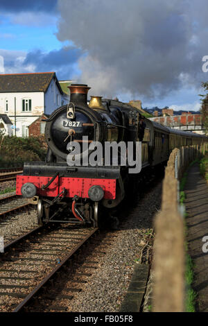 7827 Hols Lydham Manor einen Zug zwischen Paignton und Goodrington Sands Stationen in Dartmouth Steam Railway, Devon Stockfoto