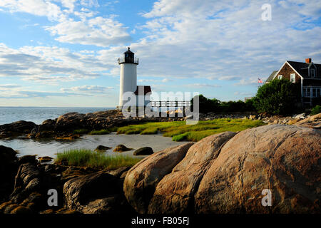 Annisquam Leuchtturm entlang der felsigen Ufer am späten Nachmittag, wenn die Sonne beginnt in Massachusetts zu setzen. Stockfoto