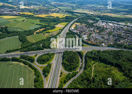 Autobahn A1 und A45 Autobahn Sauerlandlinie, Autobahnkreuz Westhofen mit Blick auf Schwerte, Schwerte, Ruhrgebiet Stockfoto