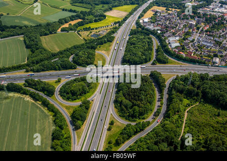 Autobahn A1 und A45 Autobahn Sauerlandlinie, Autobahnkreuz Westhofen mit Blick auf Schwerte, Schwerte, Ruhrgebiet Stockfoto